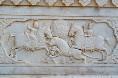 Hindistan. Rajasthan. Jaipur. Gatore Ki Chhatriyan. Maharaja Sawai Mansingh II ve ailesine adanmış muhteşem mermer anıt. Aslan avını tasvir eden kabartma