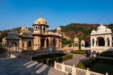 Hindistan. Rajasthan. Jaipur. Gatore Ki Chhatriyan 'ın genel görüşü. Maharaja Sawai Mansingh II ve ailesine adanmış muhteşem mermer anıt.