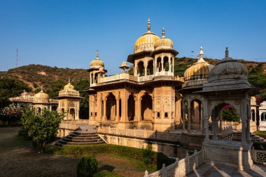 Hindistan. Rajasthan. Jaipur. Gatore Ki Chhatriyan 'ın genel görüşü. Maharaja Sawai Mansingh II ve ailesine adanmış muhteşem mermer anıt.