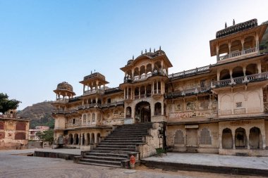 Hindistan. Rajasthan. Jaipur. Günbatımında Maymun Tapınağı (Galtaji Tapınağı) genel manzarası
