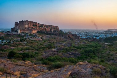Hindistan. Rajasthan Eyaleti. Jodhpur. Mehrangarh Kalesi 'nin genel görüşü (Rathore Rajput kraliyet hükümdarlarının tarihi kalesi). Dış duvarlar ve surlar altın bir öğleden sonra ışığında