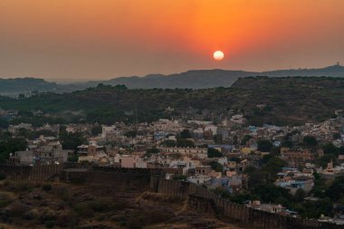 Hindistan. Rajasthan Eyaleti. Jodhpur. Mehrangarh Kalesi 'nin etrafındaki duvarlar gün batımında