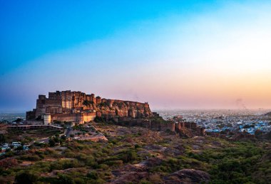 Hindistan. Rajasthan Eyaleti. Jodhpur. Mehrangarh Kalesi 'nin genel görüşü (Rathore Rajput kraliyet hükümdarlarının tarihi kalesi). Dış duvarlar ve surlar altın bir öğleden sonra ışığında