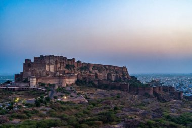 Hindistan. Rajasthan Eyaleti. Jodhpur. Mehrangarh Kalesi 'nin genel görüşü (Rathore Rajput kraliyet hükümdarlarının tarihi kalesi). Dış duvarlar ve surlar altın bir öğleden sonra ışığında