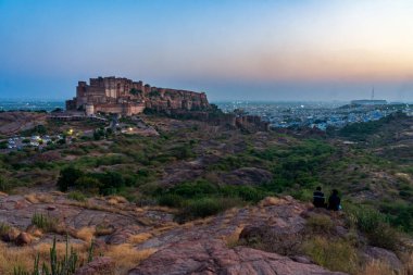 Hindistan. Rajasthan Eyaleti. Jodhpur. Mehrangarh Kalesi 'nin genel görüşü (Rathore Rajput kraliyet hükümdarlarının tarihi kalesi). Dış duvarlar ve surlar altın bir öğleden sonra ışığında