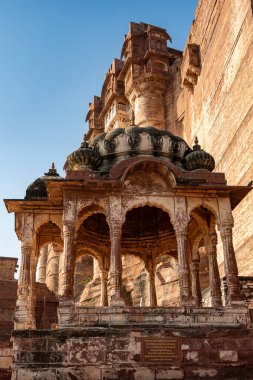 Hindistan. Rajasthan Eyaleti. Jodhpur. Rathore Rajput kraliyet hükümdarlarının tarihi kalesi olan Mehrangarh Kalesi 'ne bitişik güzel oyulmuş bir pavyon.)