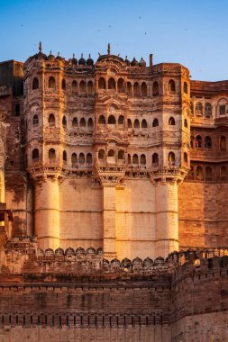Hindistan. Rajasthan Eyaleti. Jodhpur. Mehrangarh Kalesi (Rathore Rajput kraliyet hükümdarlarının tarihi kalesi). Dış duvarlar ve surlar, altın bir öğleden sonra ışığında sütunlu yürüyüş yolları.