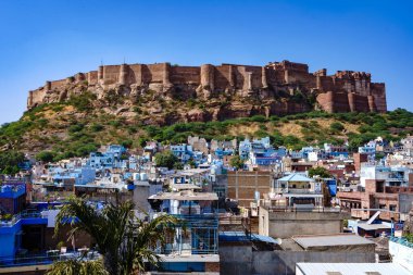 Hindistan. Rajasthan Eyaleti. Jodhpur. Mehrangarh Kalesi (Rathore Rajput kraliyet hükümdarlarının tarihi kalesi) mavi evlerin renkli şehrini gözler önüne serer..