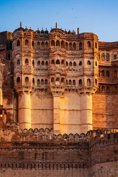 Hindistan. Rajasthan Eyaleti. Jodhpur. Mehrangarh Kalesi (Rathore Rajput kraliyet hükümdarlarının tarihi kalesi). Dış duvarlar ve surlar, altın bir öğleden sonra ışığında sütunlu yürüyüş yolları.