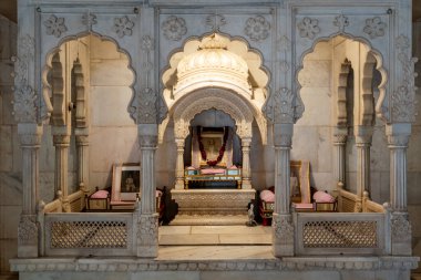 Hindistan. Rajasthan Eyaleti. Jodhpur. Jaswant Thada Cenotaph 'ın içi, 1899' da inşa edildi ve Mewar 'ın Tac Mahal' i olarak da bilinen Maharaja Jaswant Singh II 'ye ithaf edildi.
