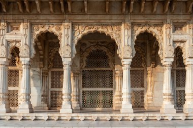 Hindistan. Rajasthan Eyaleti. Jodhpur. Jaswant Thada Cenotaph 'ın giriş kemerleri, 1899' da inşa edildi ve Mewar 'ın Tac Mahal' i olarak da bilinen Maharaja Jaswant Singh II 'ye ithaf edildi.
