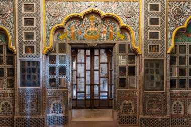 Hindistan. Rajasthan Eyaleti. Jodhpur. Mehrangarh Kalesi Sarayı 'nın içinde (Rathore Rajput kraliyet hükümdarlarının tarihi kalesi). Sheesh Mahal, Muhteşem Aynalar Salonu.