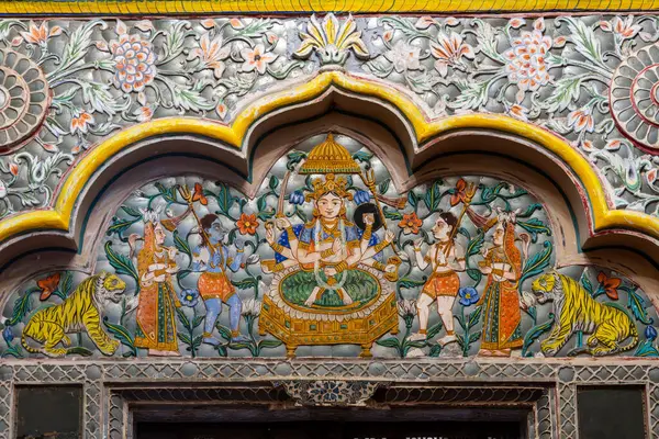 Hindistan. Rajasthan Eyaleti. Jodhpur. Mehrangarh Kalesi Sarayı 'nın içinde (Rathore Rajput kraliyet hükümdarlarının tarihi kalesi). Hindu tanrısı Shiva 'nın Sheesh Mahal' deki görkemli Aynalar Salonu 'nda resmedildiği kapı direği.