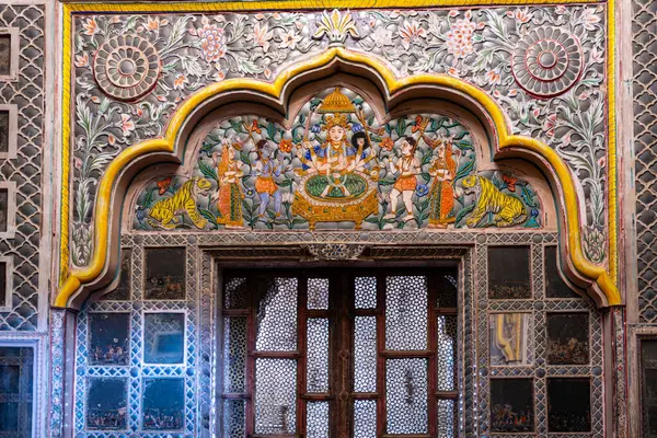 Hindistan. Rajasthan Eyaleti. Jodhpur. Mehrangarh Kalesi Sarayı 'nın içinde (Rathore Rajput kraliyet hükümdarlarının tarihi kalesi). Hindu tanrısı Shiva 'nın Sheesh Mahal' deki görkemli Aynalar Salonu 'nda resmedildiği kapı direği.
