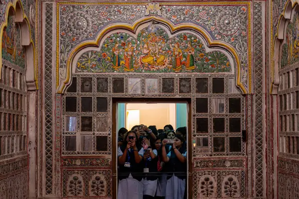 Hindistan. Rajasthan Eyaleti. Jodhpur. Mehrangarh Kalesi Sarayı 'nın içinde (Rathore Rajput kraliyet hükümdarlarının tarihi kalesi). Bir grup liseli kız Sheesh Mahal 'in içinde fotoğraf çekiyorlar. Görkemli Aynalar Salonu.