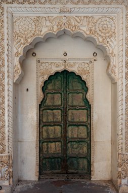 Hindistan. Rajasthan Eyaleti. Jodhpur. Moti Mahal, Mehrangarh Kalesi 'nin Zenana Deodi haremine tahta kapı (Rathore Rajput hükümdarlarının tarihi kalesi))