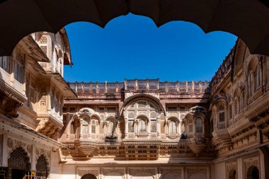 Hindistan. Rajasthan Eyaleti. Jodhpur. Mehrangarh Kalesi 'nin (Rathore Rajput hükümdarlarının tarihi kalesi) Moti Mahal (İnci Sarayı) avlusundaki taş (kumtaşı) cephesi)