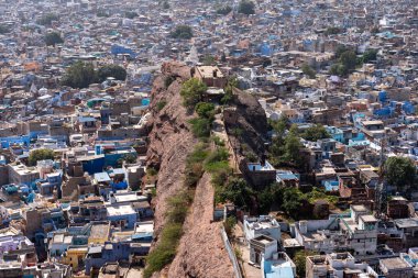 Hindistan. Rajasthan Eyaleti. Jodhpur. Mehrangarh Kalesi 'nin surları (Rathore Rajput hükümdarlarının tarihi kalesi) ve Chamunda Mataji Tapınağı' nın havadan görünüşü.