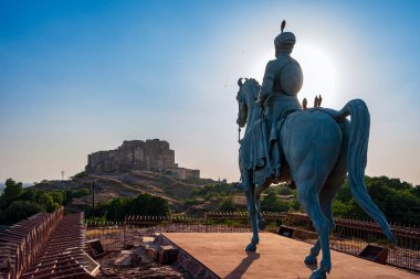 Hindistan. Rajasthan Eyaleti. Jodhpur. Jodhpur 'un kurucusu Rao Jodha Rathore' un binicilik heykeli, 28 Mart 1416 6 Nisan 1489, Rathore klanının 15. Rajput reisi.