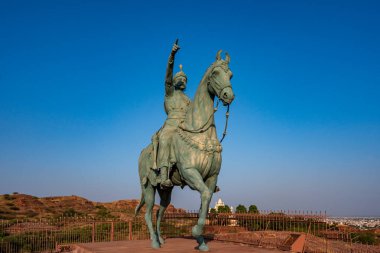Hindistan. Rajasthan Eyaleti. Jodhpur. Jodhpur 'un kurucusu Rao Jodha Rathore' un binicilik heykeli, 28 Mart 1416 6 Nisan 1489, Rathore klanının 15. Rajput reisi.