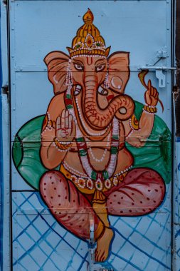 Hindistan. Rajasthan Eyaleti. Jodhpur. Hindu tanrısı Ganesh 'i gösteren dekore edilmiş bir kapı.