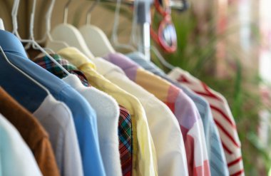 Üst üste korkuluklardan sarkan elbiseleri kapat..