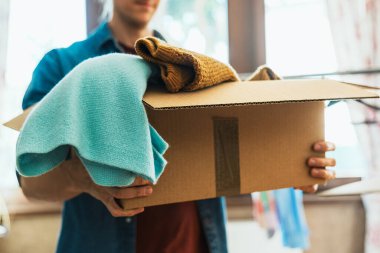 Elbiseli adam, kıyafet bağışı konsepti.