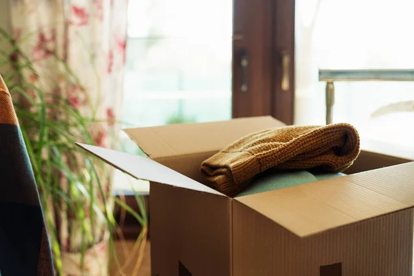 Kinci Giysilerin Satıldığı Bağış Yapıldığı Kutuyu Kapat — Stok fotoğraf