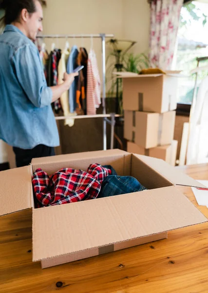 Kinci Kıyafet Satışı Bağış Masasında Giysiler Olan Bir Kutu — Stok fotoğraf