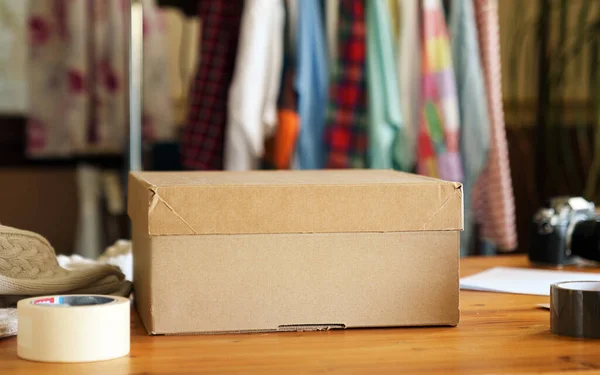 Картонная Коробка Предварительно Принадлежащей Одеждой Пожертвования Аренды Одежды — стоковое фото