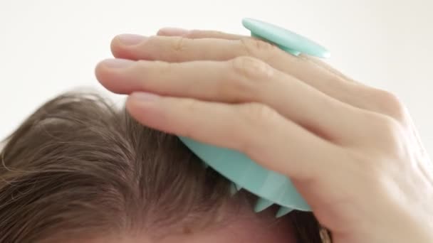 Tutup Menggunakan Sikat Kepala Dengan Rambut Panjang Rambut Yang Tumbuh — Stok Video