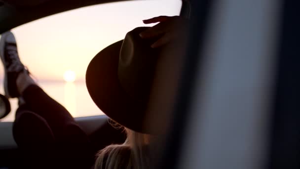 Kvinna Inne Bilen Njuter Solnedgången Resan Stick Benen Genom Fönstret — Stockvideo