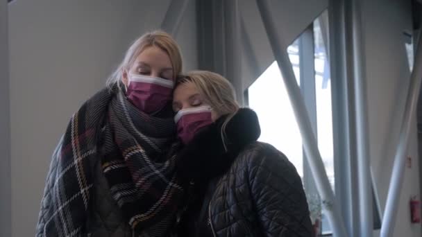 母親と娘は別れを告げ 空港や駅で抱き合い 出発ゲートに向かって歩く — ストック動画