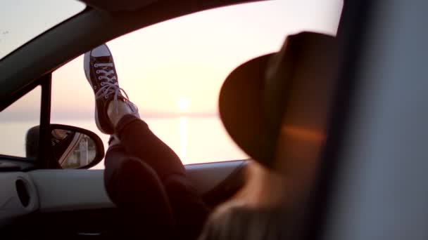 Женские Ноги Окна Машины Против Заката Концепция Дорожного Движения Вид — стоковое видео