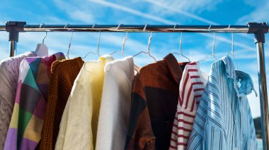  Mavi gökyüzüne doğru sarkan renkli elbiselere alçak açı görünümü.