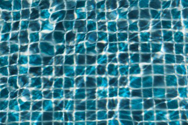 Su havuzu arka planda.