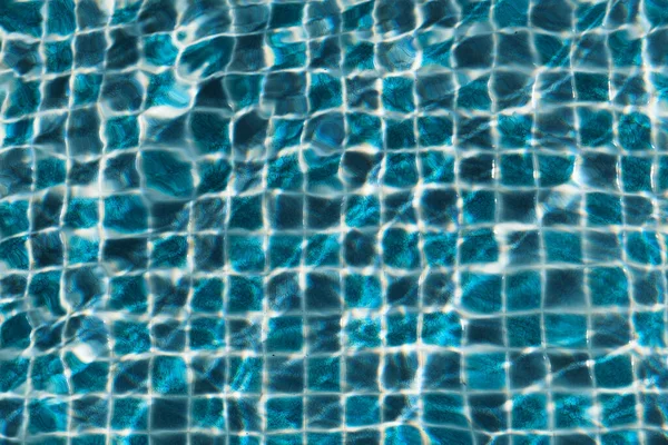 Su havuzu arka planda.