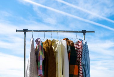  Mavi gökyüzüne doğru sarkan renkli elbiselere alçak açı görünümü.