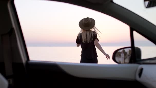 Widok Samochodu Kobiety Idącej Kierunku Zachodu Słońca Podczas Przystanku Drogowego — Wideo stockowe