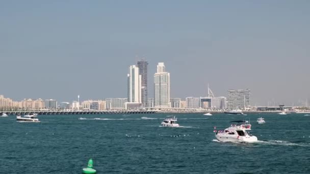 ペルシャ湾を航海する豪華な白いヨット 編集部撮影1月 ドバイ アラブ首長国連邦 — ストック動画