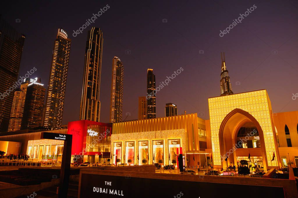 Main entrance of the Dubai Mall with Burj Khalifa at background. Editorial taken 1 January 2023, Dubai, UAE
