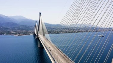 Yunanistan 'ı Peloponese' ye bağlayan Charilaos Trikoupis Rio - Antirio köprüsü olarak da bilinen deniz üzerindeki başıboş köprünün insansız hava aracı görüntüsü.