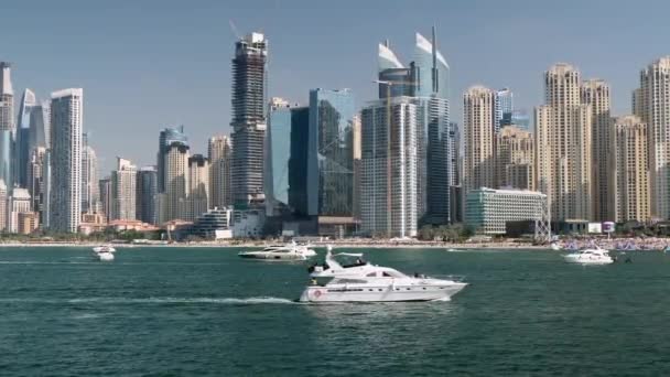 ペルシャ湾を航海する高級モーターヨット 編集撮影1 1月2023 ドバイ アラブ首長国連邦 — ストック動画
