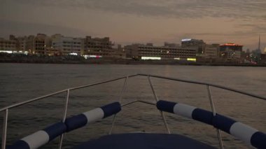 Gün batımında Dubai Deresi 'nde yat gezisi.. 