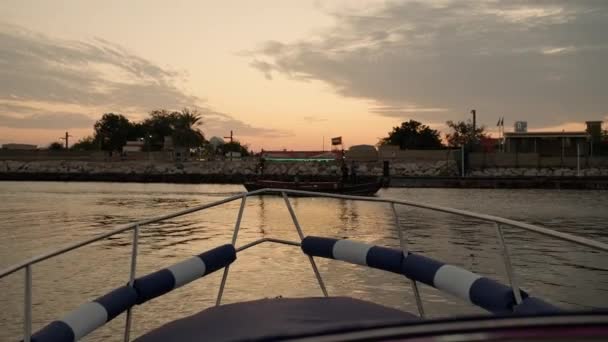 日落时分 游艇在迪拜溪航行 2023年1月2日 阿拉伯联合酋长国迪拜 — 图库视频影像