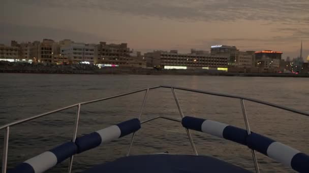 Bateau Naviguant Dubai Creek Coucher Soleil — Video