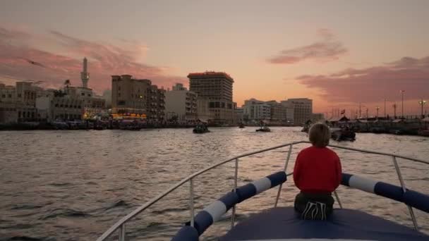 Yacht Cruising Dubai Creek Sunset Editorial Taken January 2023 Dubai — Stock Video