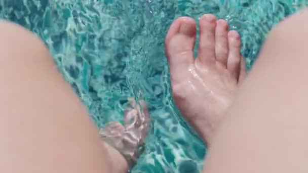 Человек Сидящий Краю Бассейна Опускающий Ноги Воду — стоковое видео