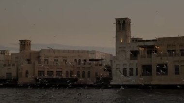 Gün batımında Dubai Creek 'te rıhtım manzarası