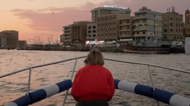 日落时分 游艇在迪拜溪流巡航 2023年1月2日 阿拉伯联合酋长国迪拜 — 图库视频影像